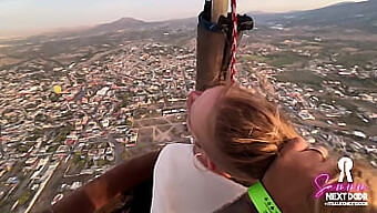 Ébats Amoureux Intenses À L'Aube (Elle Prend Tout) Au Milieu De Pyramides D'Une Montgolfière